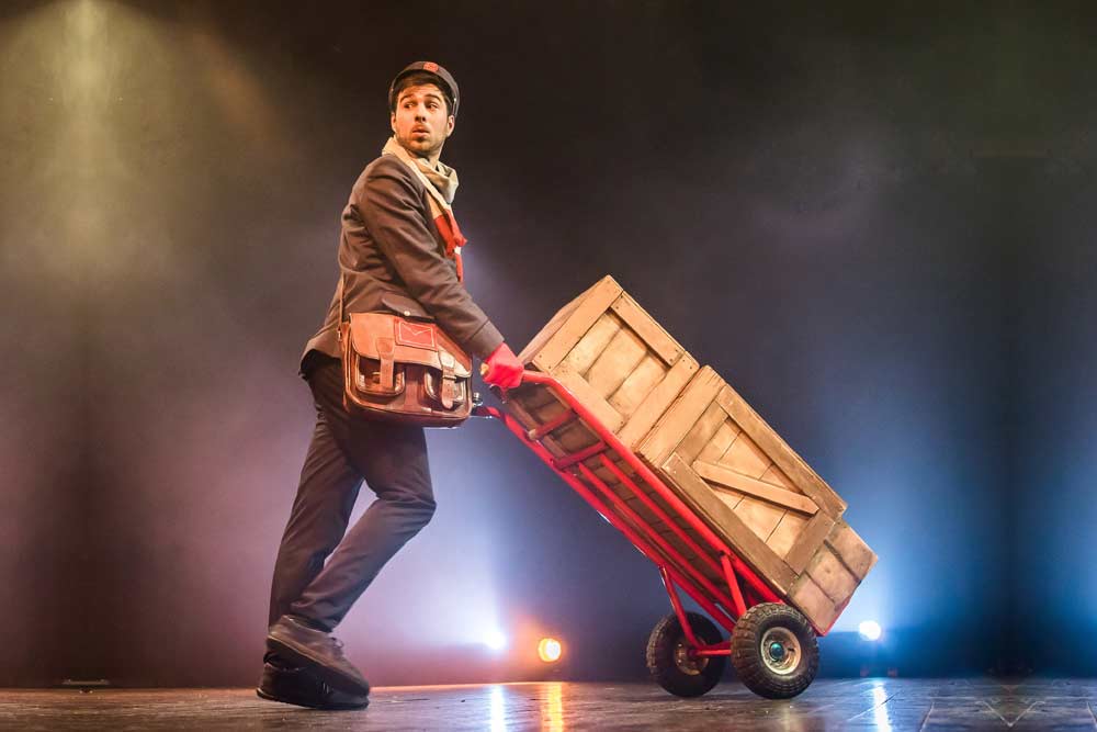 The Postman, Txema Màgic